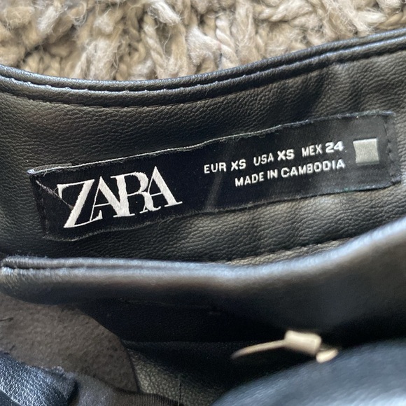 ZARA Faux Leather High Waisted Pleated Shorts Size XS - Picture 6 of 12